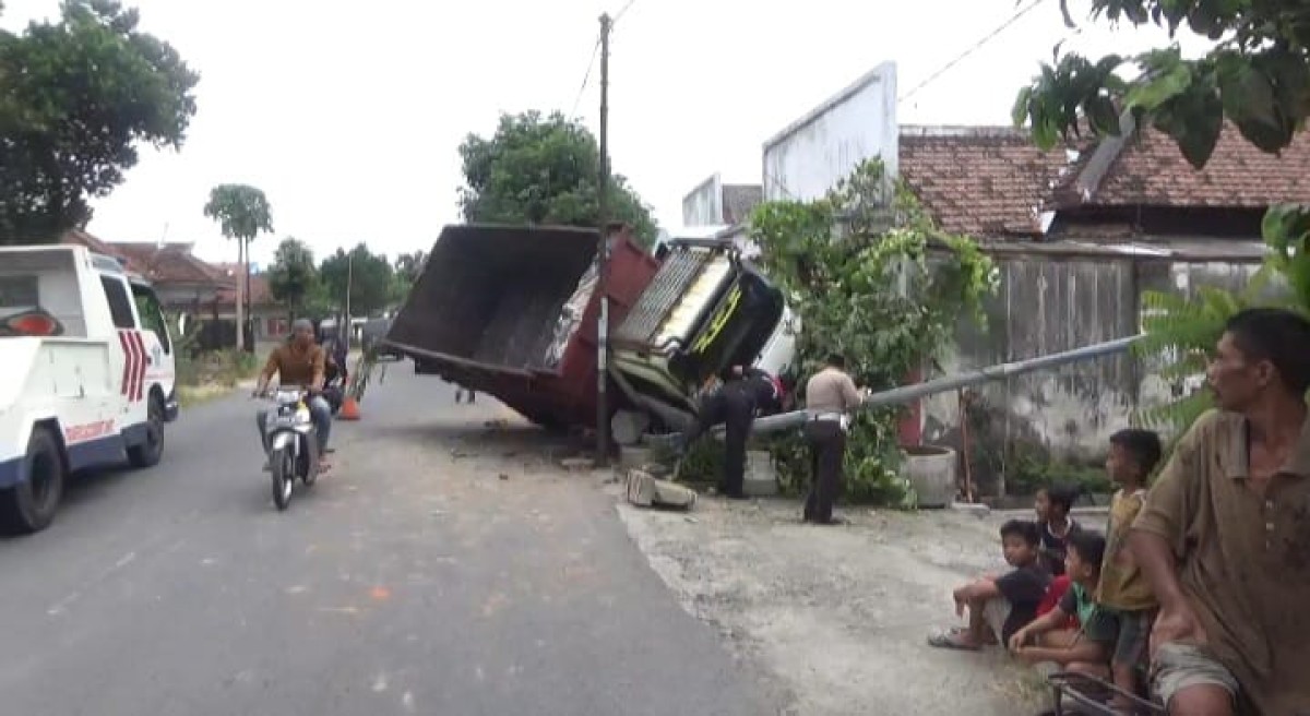 Dump Truck Terguling usai Tabrak Kios Bensin di Jombang, Ini Penyebabnya