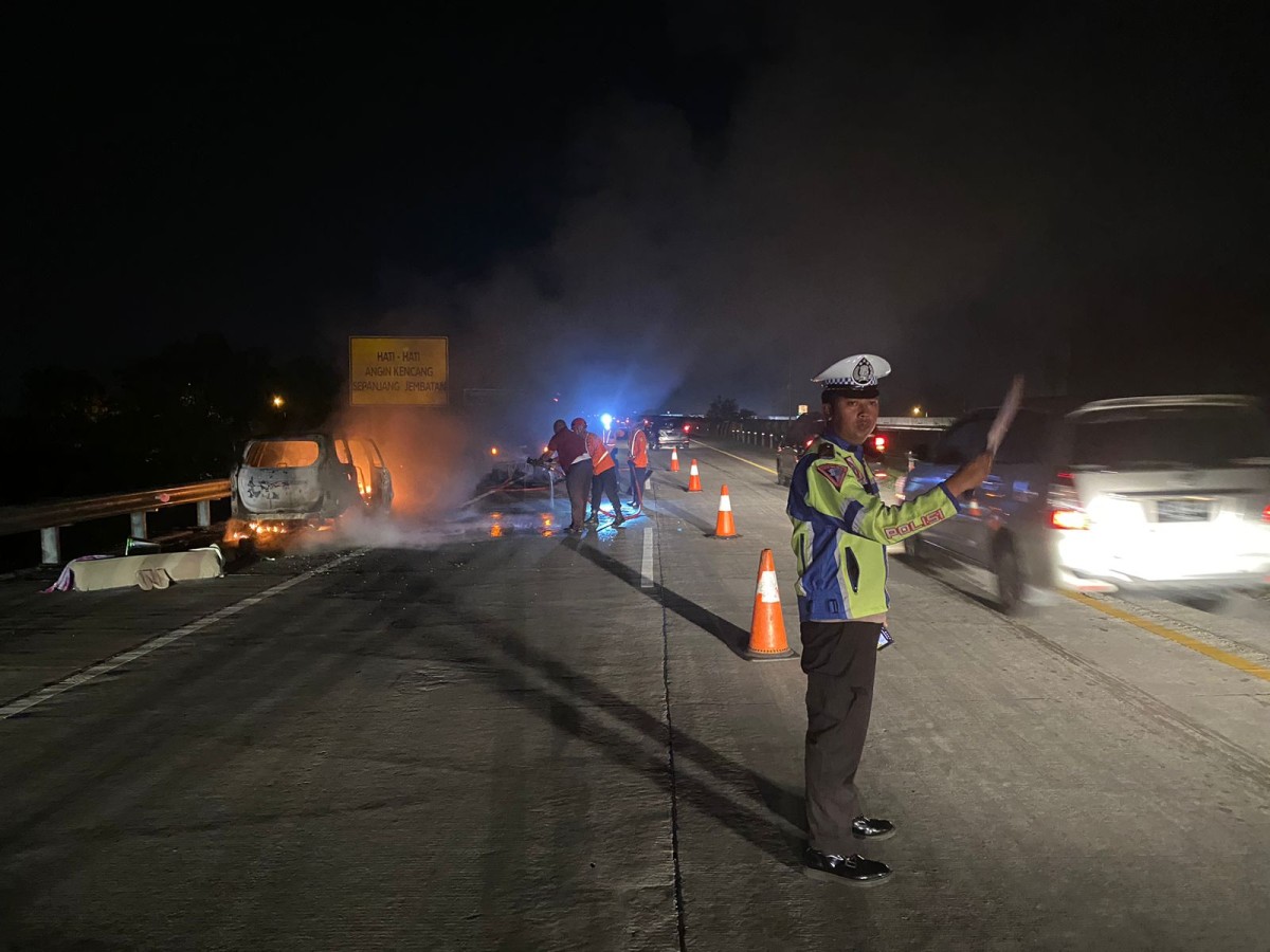 Mobil Avanza Hangus Terbakar di Tol Mojokerto