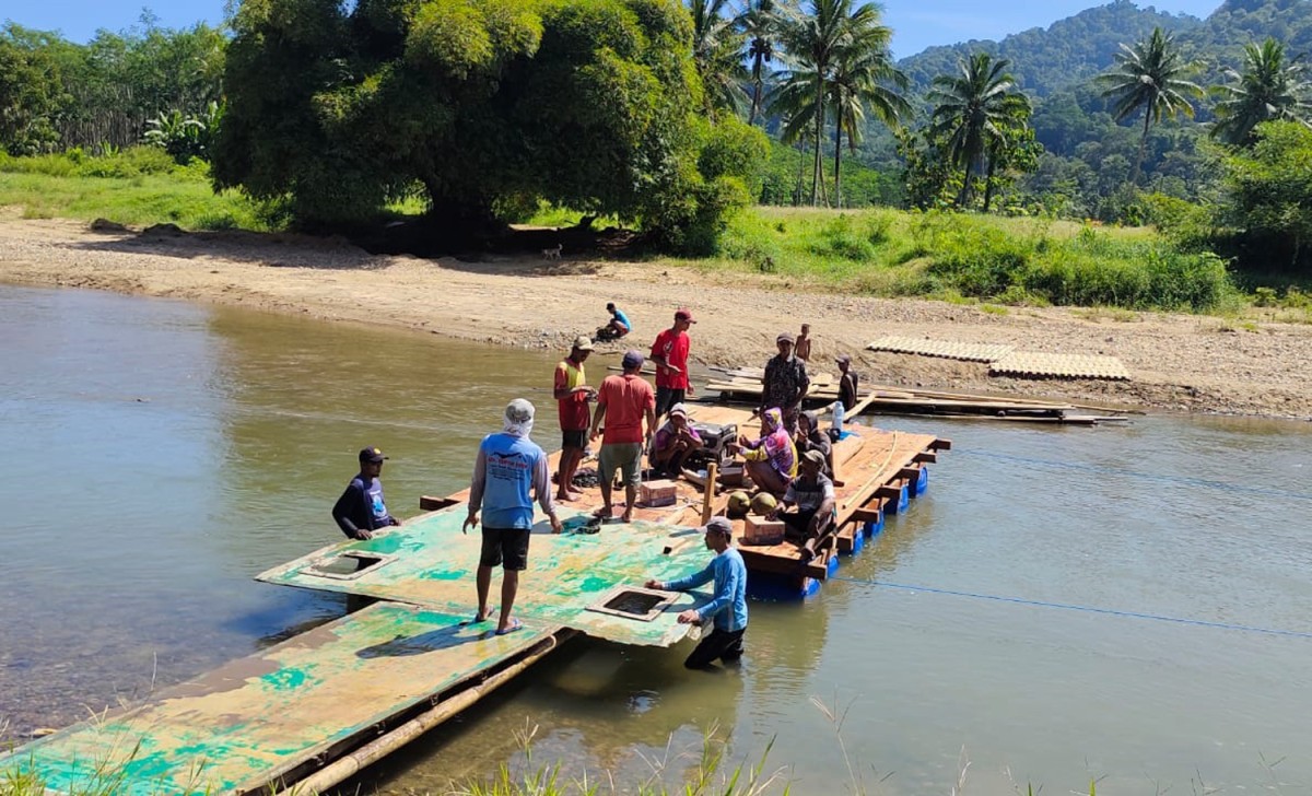 Jembatan Multiguna Dibangun Warga Sukamade, Banyuwangi Permudah Akses Berlebaran (Foto: Ferri Nafaro for jatimnow.com)