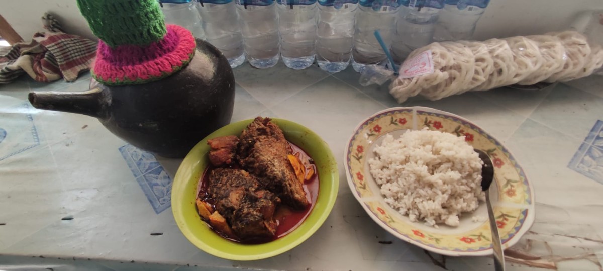 Nikmatnya sajian lodeh kutuk Bu Sanati di Kecematan Sukodadi Lamongan. (Foto: Adyad Ammy Iffansah/jatrimnow.com)