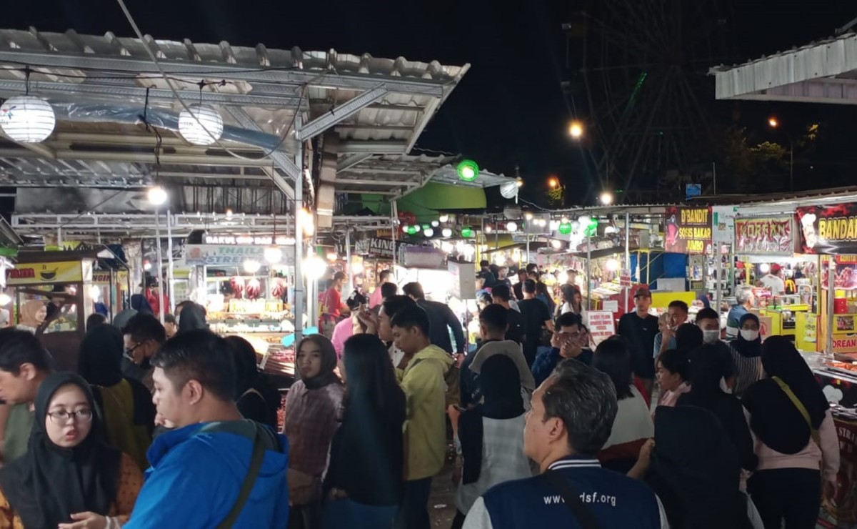 Suasana PKL di Alun-alun Kota Batu saat libur lebaran 2023 (Foto: Galih Rakasiwi/jatimnow.com)