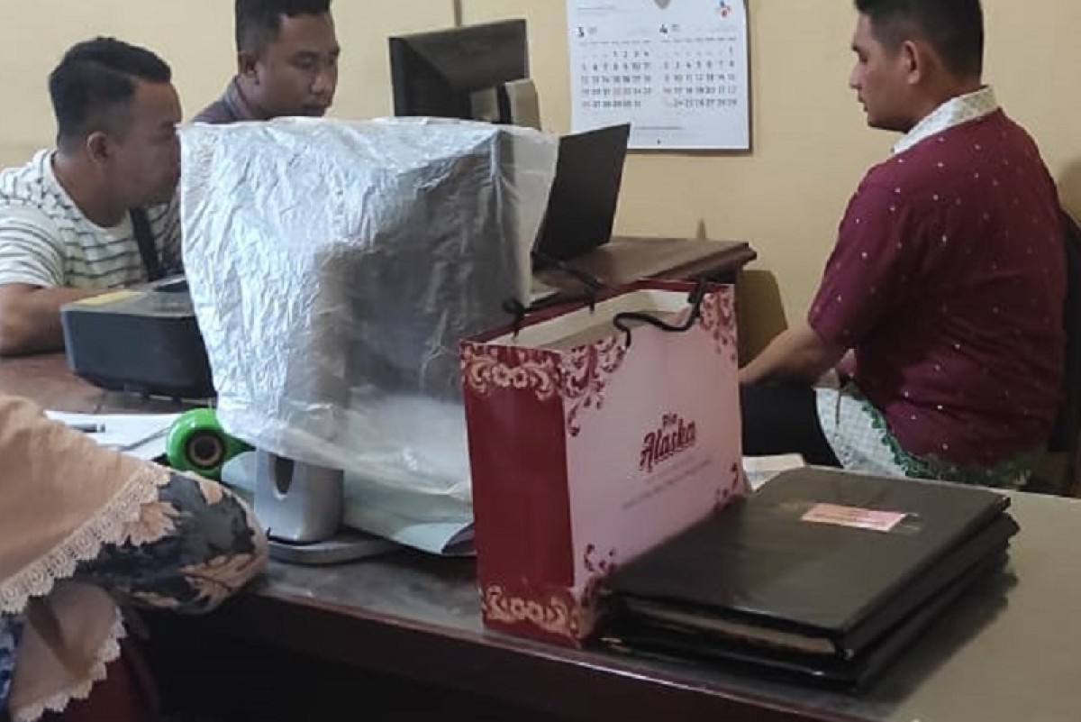 Pemeriksaan yang dilakukan penyidik Satreskrim Polres Jombang terhadap Andi Pangerang Hasanuddin (APH baju merah) yang merupakan ASN dari BRIN. (Foto: Elok Aprianto/jatimnow.com)