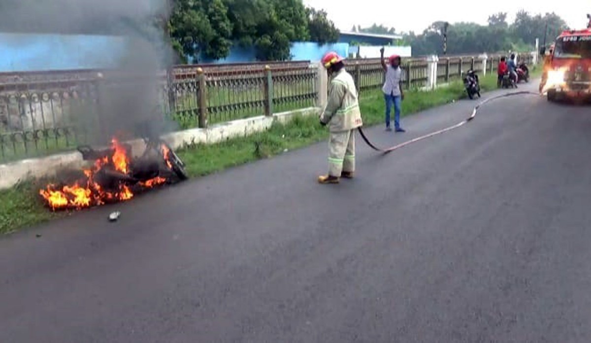 Motor Honda Grand yang terbakar di Jalan Raya KH Romly Tamin, Peterongan, Jombang (Foto: Elok Aprianto/jatimnow.com)