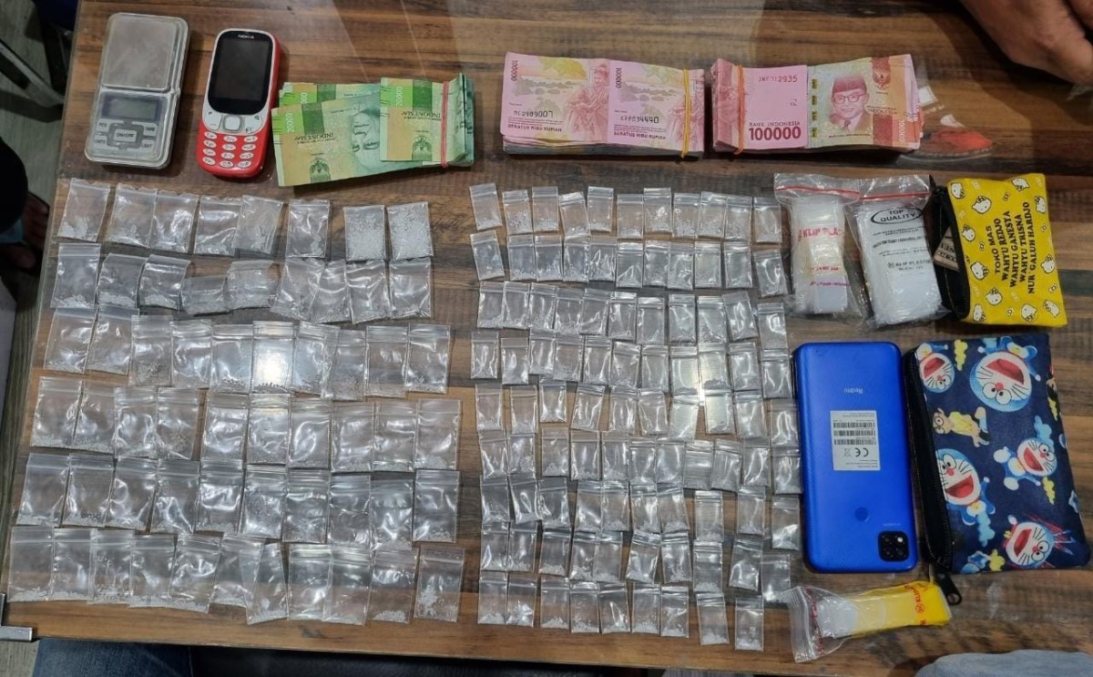 Kuli bangunan yang mengedarkan sabu diamankan (Foto: Satresnarkoba Polrestabes Surabaya)