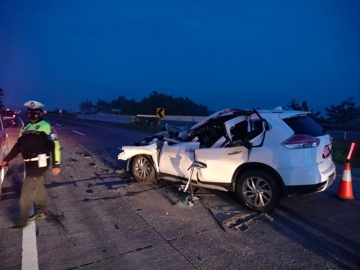 Mobil Nissan X-Trail Seruduk Truk Tronton di Tol Jombang Mojokerto