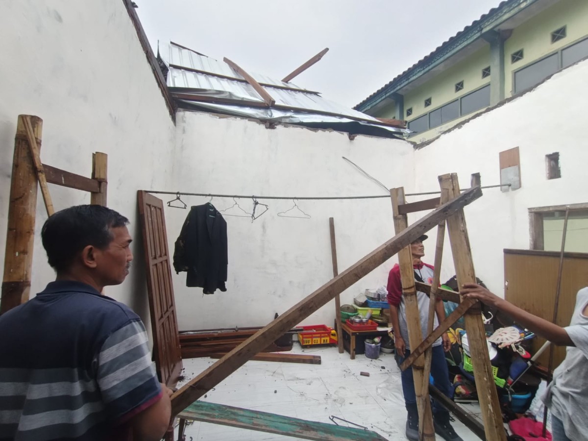 Bagian atap sekolah dan rumah warga yang rusak akibat puting beliung. (Foto: BPBD Kota Batu for jatimnow.com)