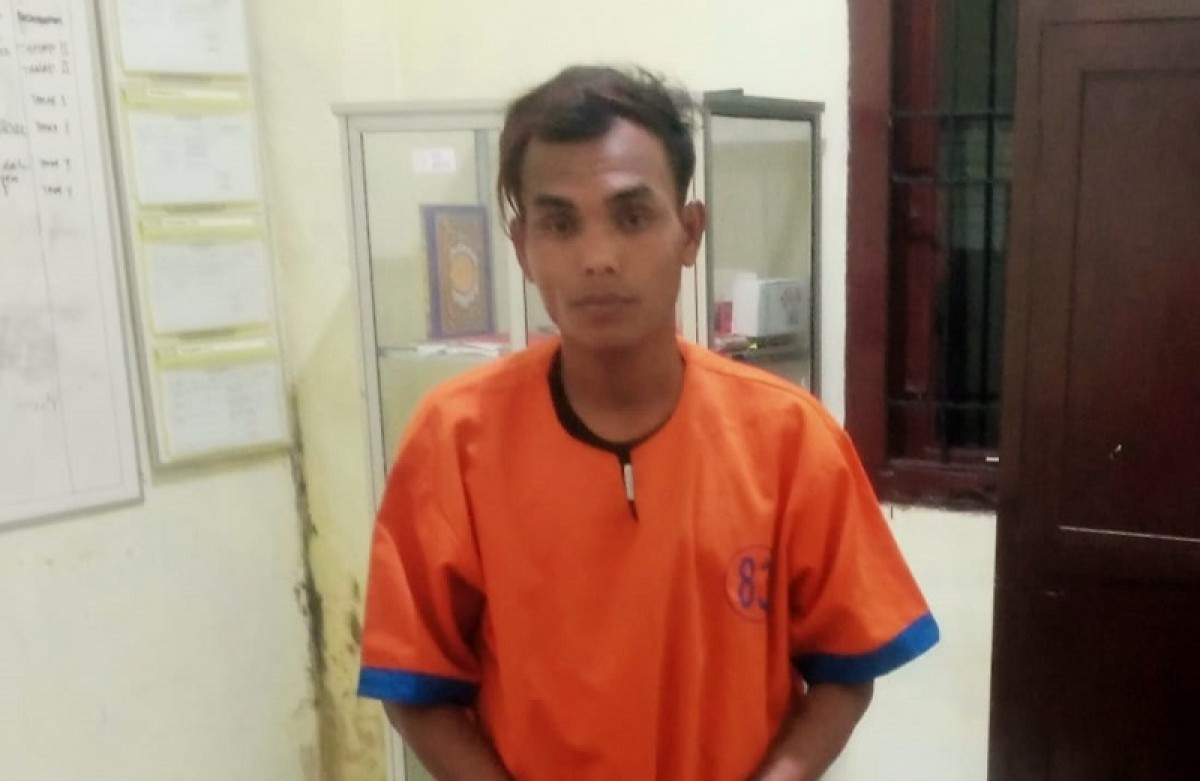 Tersangka diamankan beserta barang bukti elpiji yang dicurinya. (Foto: Polsek Kalibaru for jatimnow.com)