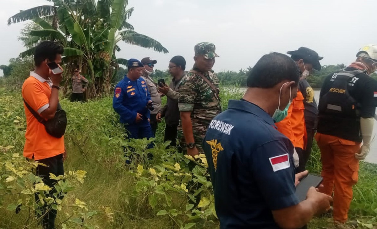 Petugas saat akan mengevakuasi jenazah korban (Foto: WhatsApp grup)