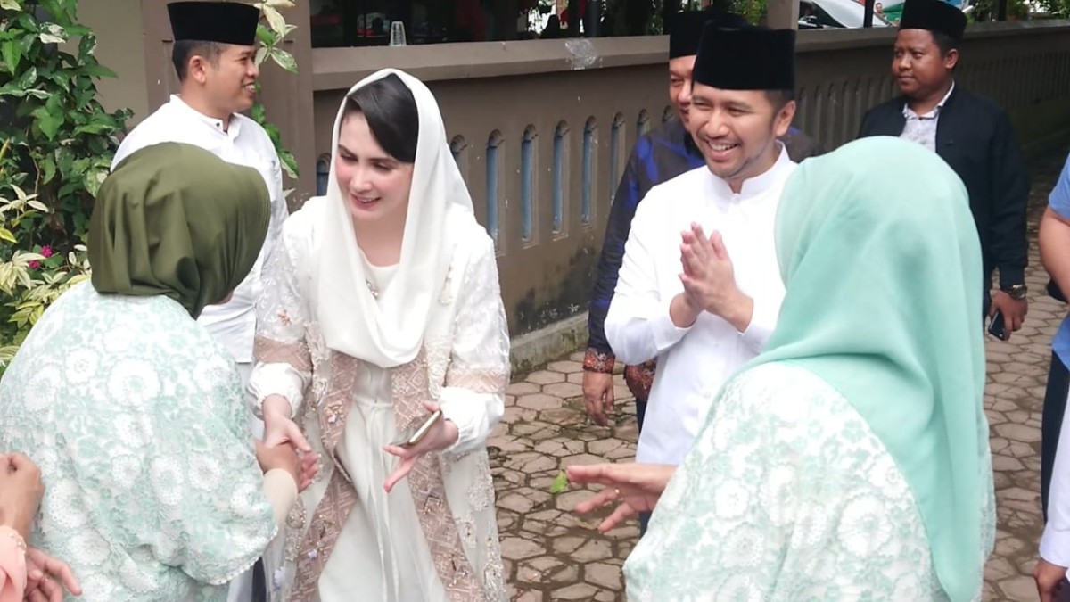 Wagub Jatim, Emil Elestianto Dardak saat berlebaran ketupat di Trenggalek. (Foto: Bramanta Pamungkas/jatimnow.com)