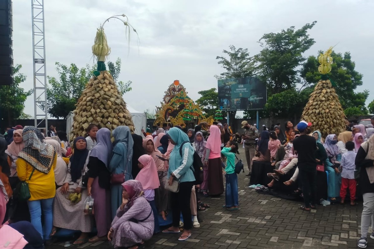 Sejumlah gunungan ketupat dalam Festival Kupatan di Lamongan. (Foto: Adyad Ammy Iffansah/jatimnow.com)