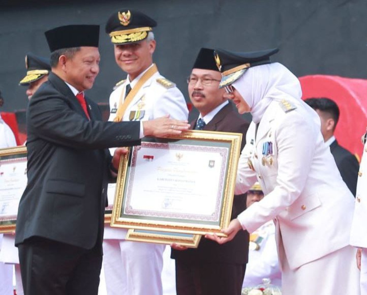 Bupati Banyuwangi Ipuk Fiestiandani saat menerima penghargaan. (Foto: Pemkab Banyuwangi)