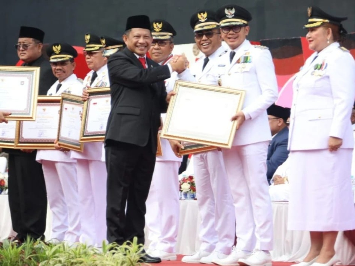 Mendagri Tito Karnavian saat menyerahkan penghargaan dalam acara perayaan Hari Otonomi Daerah di Makassar. (Foto: Dok. PT SIER for jatimnow.com)