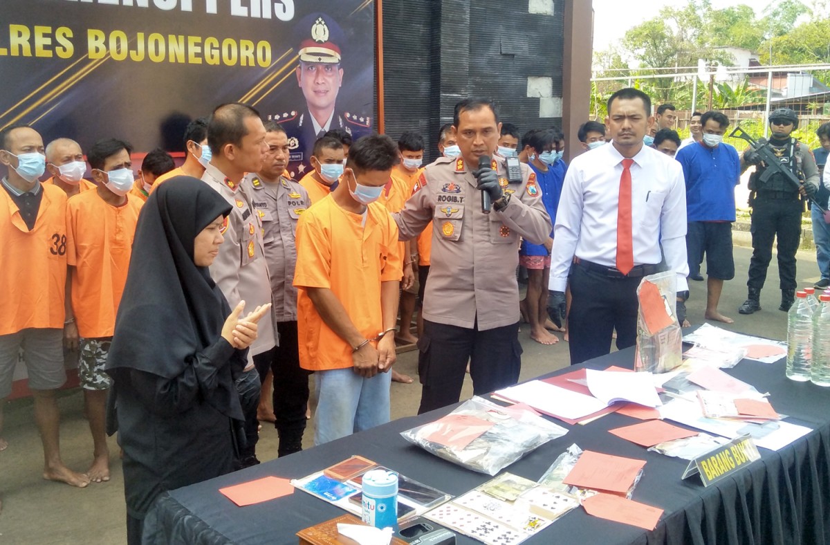 Tersangka pencurian saat ditanya oleh Kapolres Bojonegoro AKBP Rogib Triyanto (Foto: Misbahul Munir/jatimnow.com)