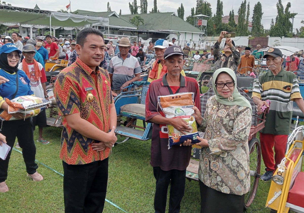 Senyum 5000 Warga Miskin Jombang hingga Deviden Dibagi Rp797 Miliar