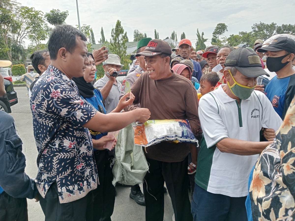 Penyaluran bantuan beras dan uang kepada warga miskin di lapangan Pemkab Jombang. (Foto-foto: Elok Aprianto/jatimnow.com)