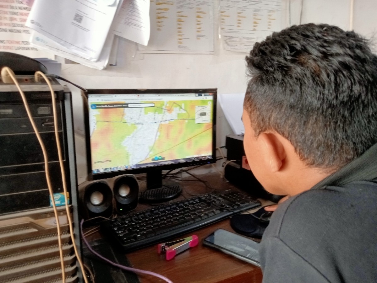 Peta mudik aman bencana untuk masyarakat yang dikeluarkan Badan Nasional Penanggulangan Bencana (BNPB) saat di cek di kantor BPBD Kabupaten Jombang.(Foto; Elok Aprianto/jatimnow.com)