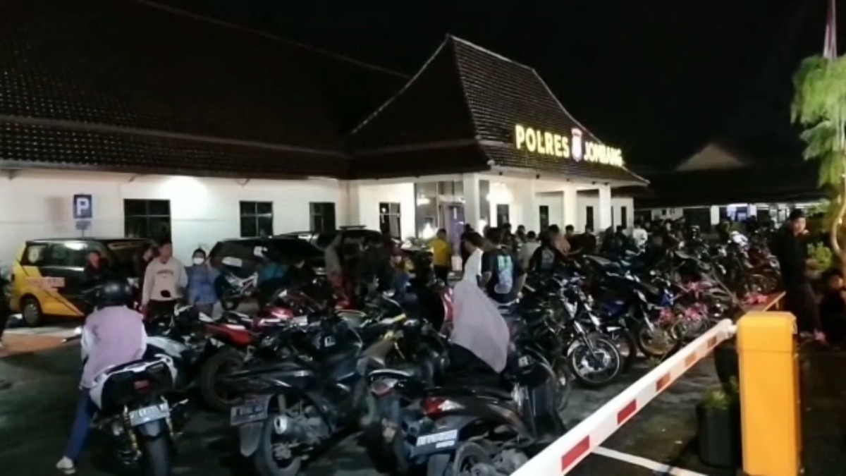 Ratusan sepeda motor knalpot brong yang diamankan polisi di Polres Jombang. (Foto: Elok Aprianto/jatimnow.com)