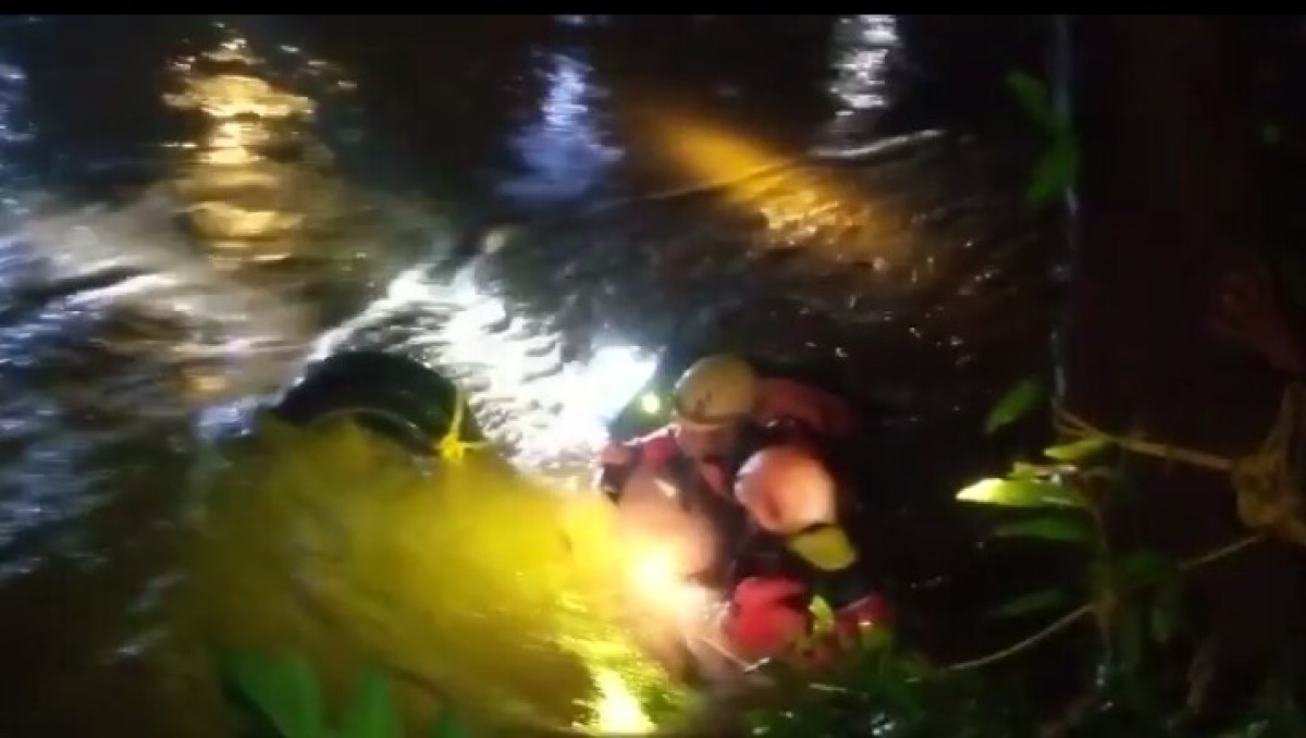 Mobil Tercebur ke Sungai di Tuban Dievakuasi, Kondisi 2 Penumpangnya Bagaimana?