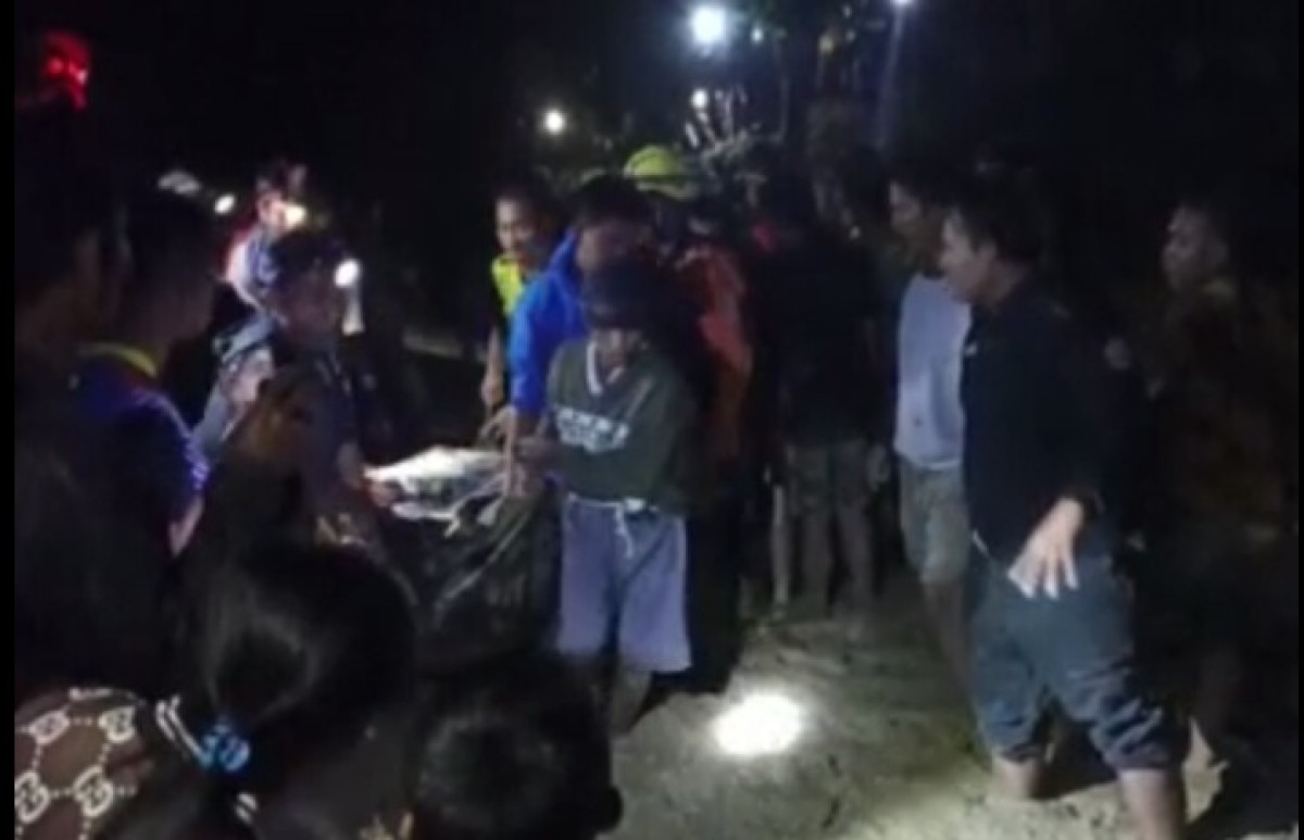 Tangkap layar proses evakuasi oleh petugas tim SAR gabungan dibantu warga usai korban ditemukan. (Foto: Misbahul Munir/jatimnow.com)