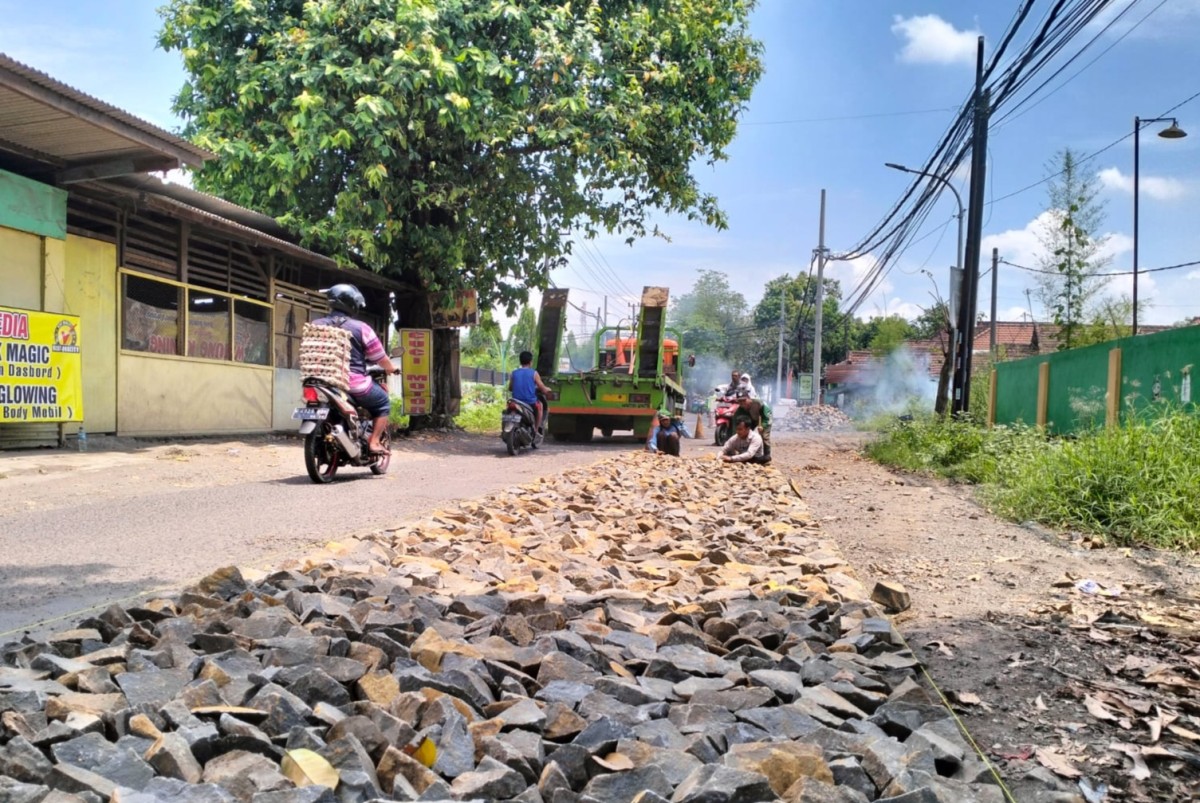 Perbaikan jalan rusak di wilayah Gununggangsir, Pasuruan (Foto: Moch Rois/jatimnow.com)