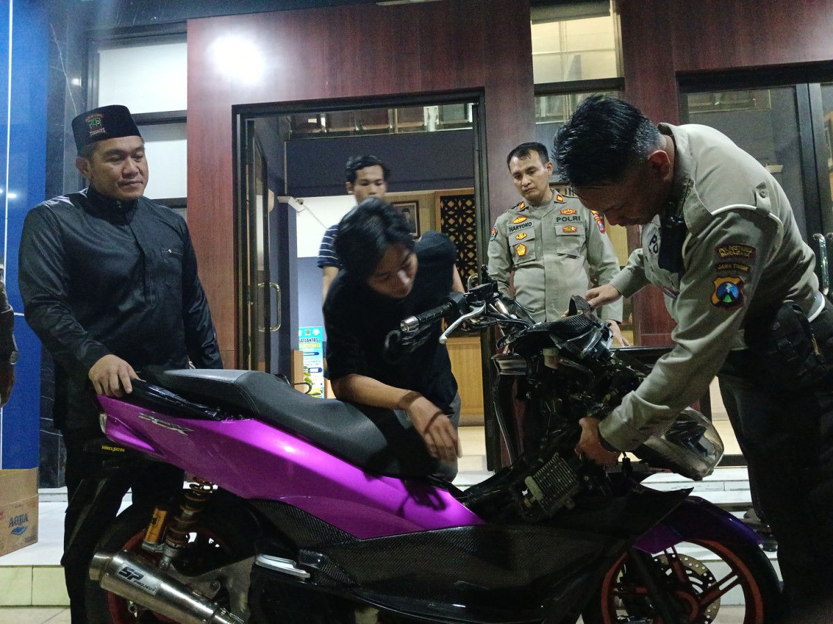 Kasatlantas Polrestabes Surabaya, AKBP Arif Fazlurrahman menunjukkan motor korban (Foto: Rama Indra/jatimnow.com)