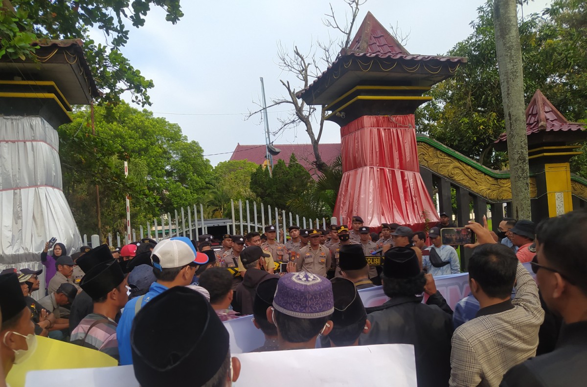 Aksi massa di Kantor Pemkab Bangkalan (Foto: Yisa for jatimnow.com)