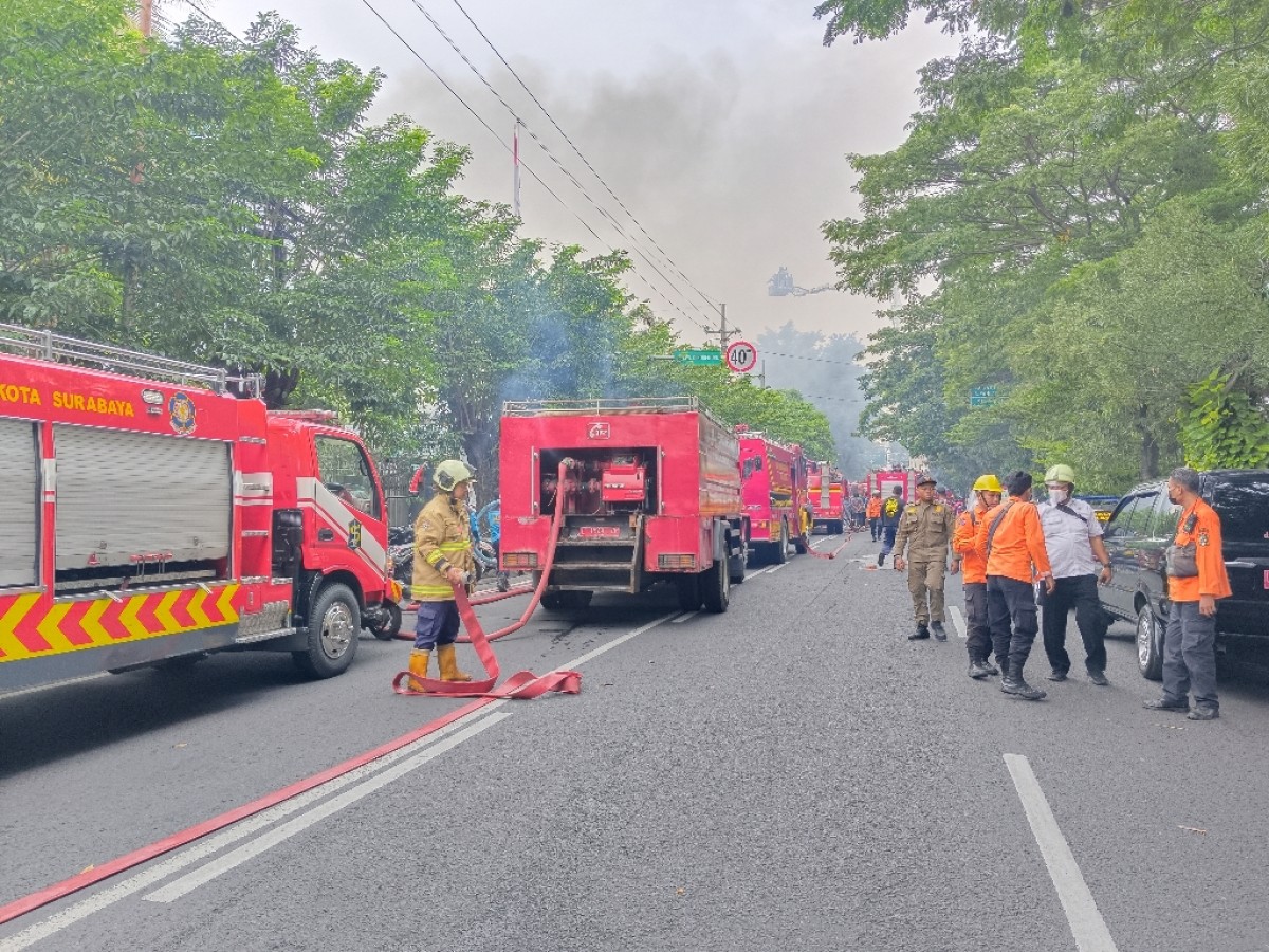 Kebakaran Kimia Farmas membuat arus Jalan Diponegoro dialihkan. (Foto: Rama Indra/jatimnow.com)