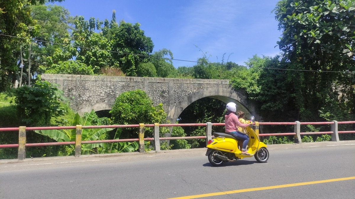 Jembatan tua bekas rel Belanda yang jadi lokasi bunuh diri SM (20). (Foto: Eko Purwanto/jatimnow.com)