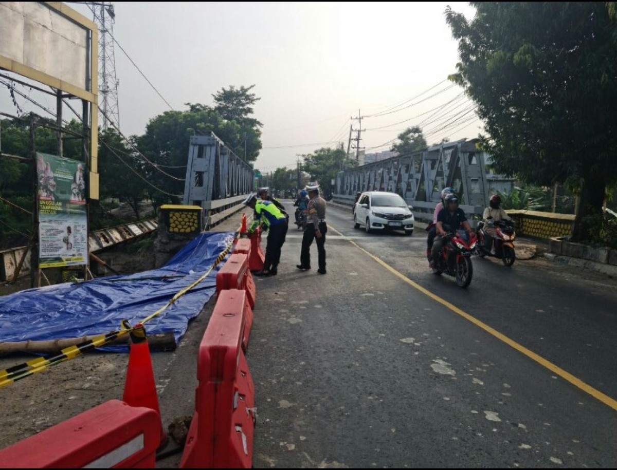 Petugas Satlantas Bojonegoro saat memasang pembatas jalan. (Foto: Misbahul Munir/jatimnow.com)