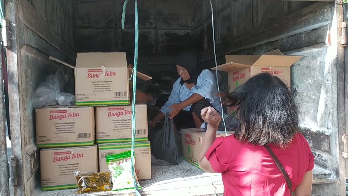 Para pedagang di Pasar Pon Jombang membeli sembako di operasi pasar murah. (Foto: Elok Aprianto/jatimnow.com)