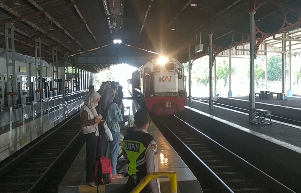 Para santri dari sejumlah ponpes di Jombang mudik awal menggunakan kereta api (Foto: Elok Aprianto/jatimnow.com)