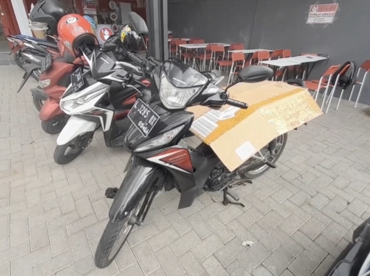 Halaman parkir kedai es krim, tempat motor pengunjung tertukar (Foto: Putra for jatimnow.com)