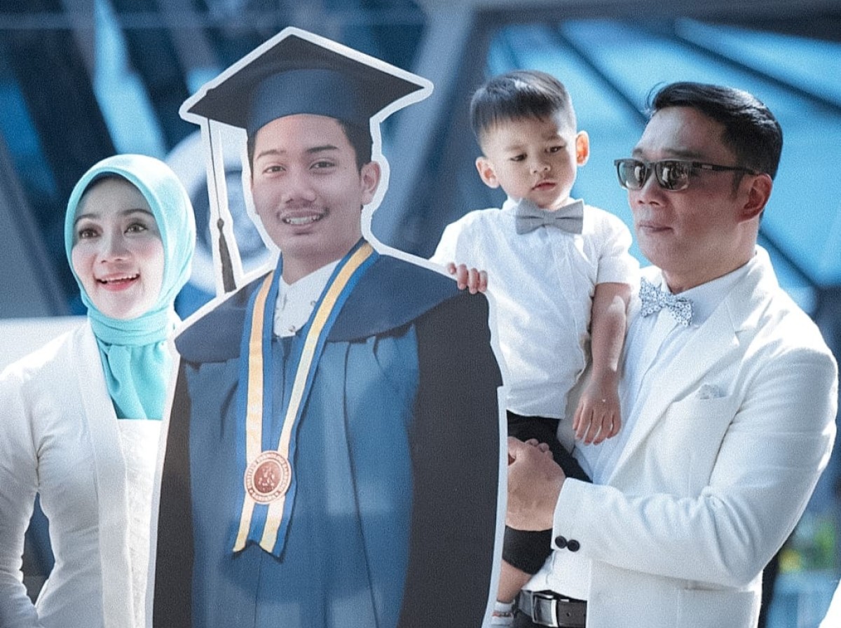 Ridwan Kamil bersama keluarga menghadiri wisuda Fakultas Teknik Mesin Dan Dirgantara (FTMD) Institut Teknologi Bandung (ITB). (Foto-foto: Rahadi for jatimnow.com)