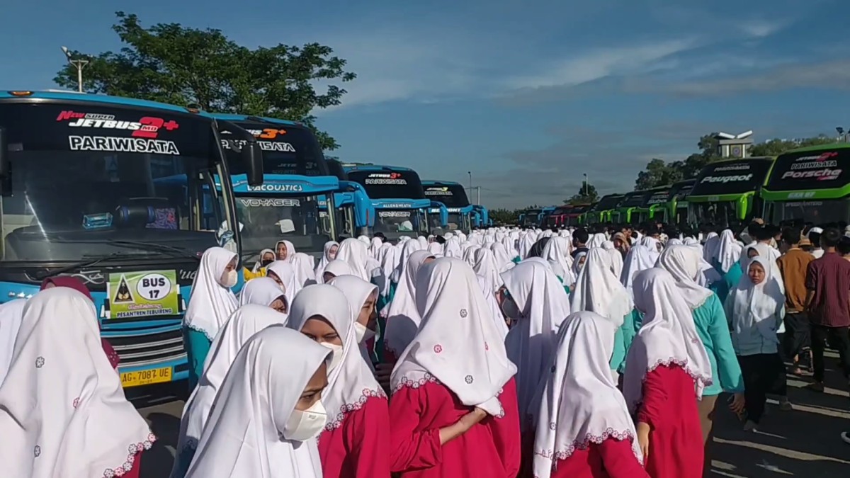 Ribuan santri dan santriwati mudik ke daerah rumah masing-masing.(Foto-foto: Elok Aprianto/jatimnow.com)