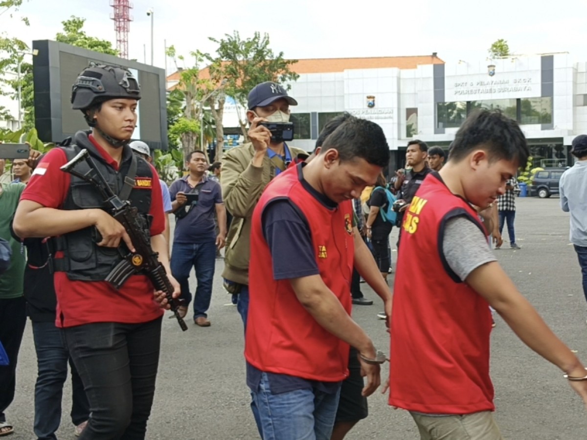 Dua bandit yang terlibat begal dan pencurian motor diamankan di Mapolrestabes Surabaya (Foto-foto: Rama Indra/jatimnow.com)