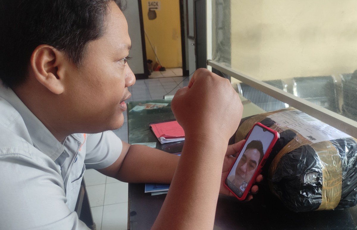 Awak media saat menghubingi Aipda Romi melalui panggilan video call WhatsApp (Foto: Eko Purwanto/jatimnow.com)