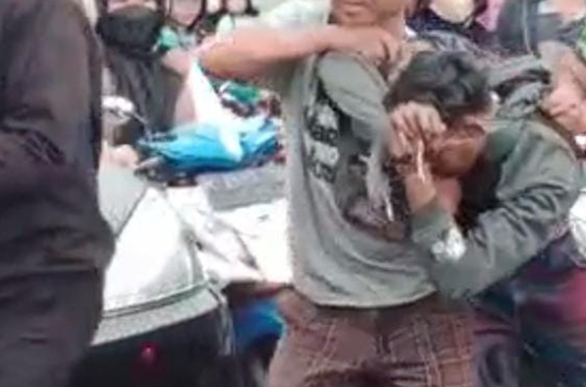 Satu dari dua pencuri HP di Bangkalan dievakuasi dari amukan warga (Foto: tangkapan layar video amatir warga)
