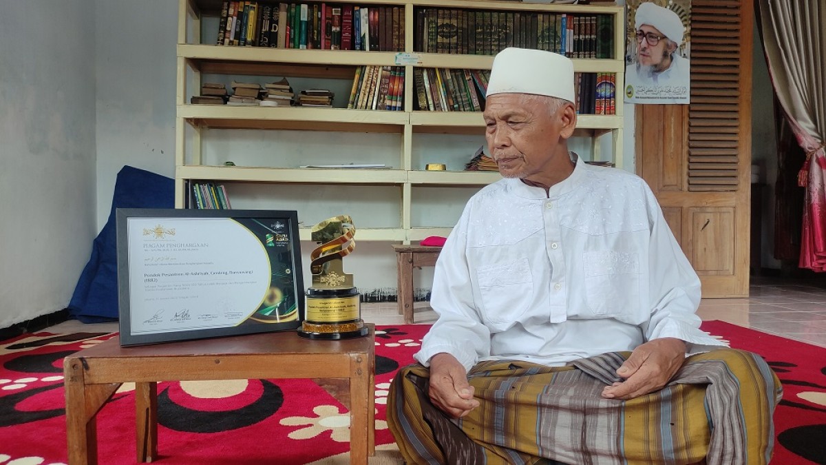 Pengasuh Ponpes Al-Ashriyah, KH Imam Sadali bersanding dengan penghargaan dari PBNU. (Foto: Eko Purwanto/jatimnow.com)