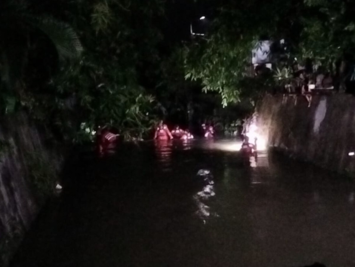 Petugas sedang melakukan pencarian korban. (Foto: Rama Indra/jatimnow.com)
