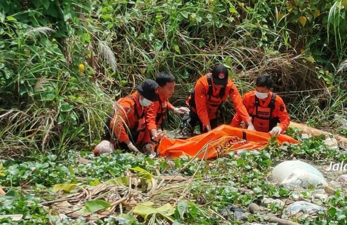 Proses evakuasi jenazah oleh BPBD Bojonegoro. (Foto: BPBD Bojonegoro for jatimnow.com)