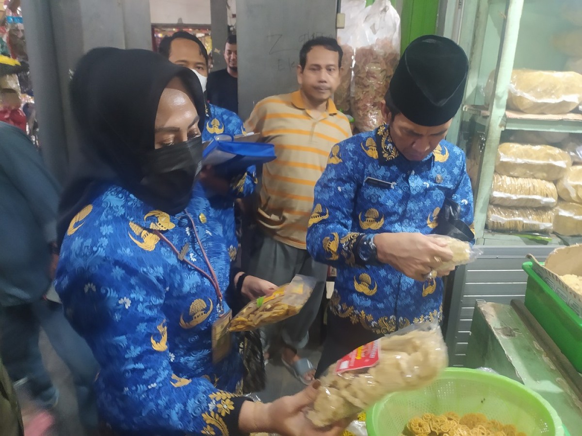 Disperindag Lamongan saat menyidak makanan dan minuman di Pasar Sidoharjo. (Foto: Adyad Ammy Iffansah/jatimnow.com)