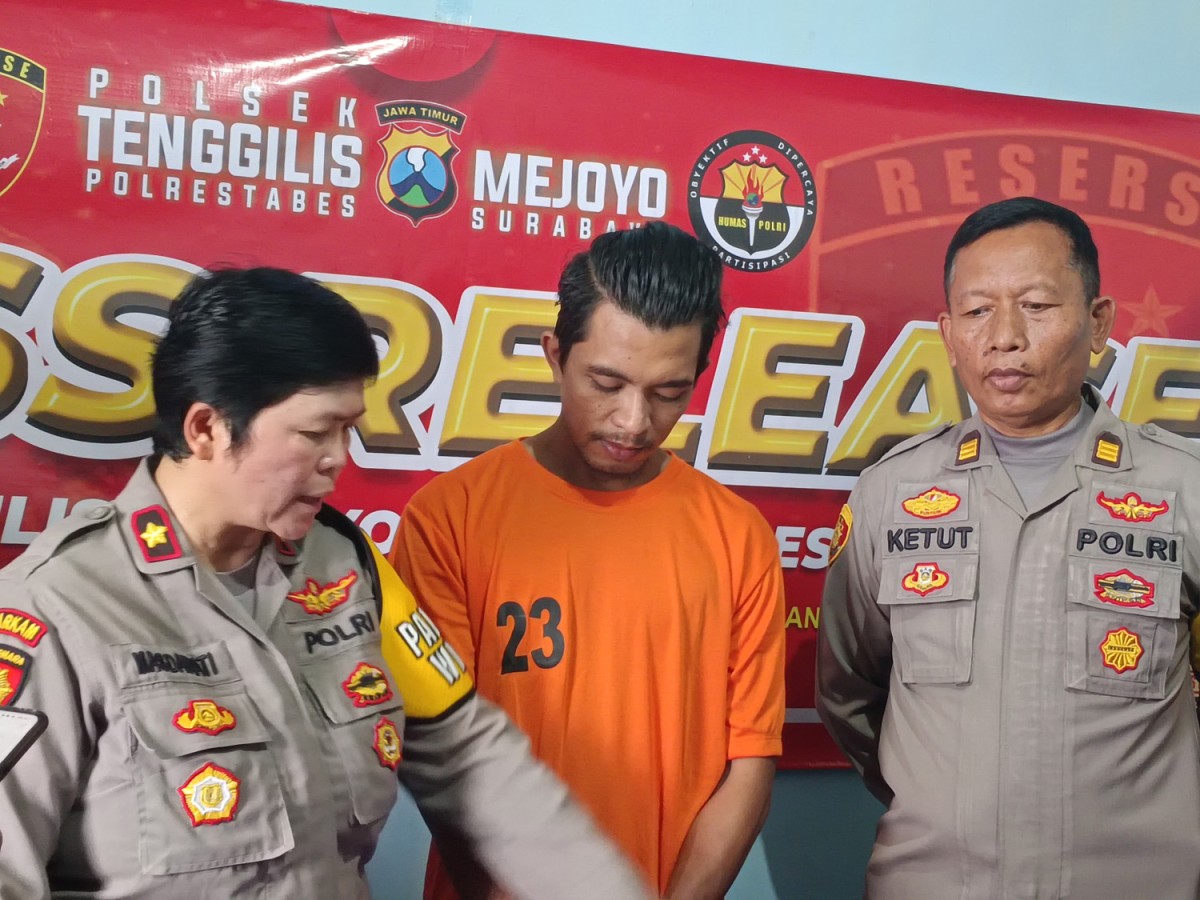Satu dari dua pelaku pencurian motor milik ASN Pemkot Surabaya diamankan di Mapolsek Tenggilis (Foto: Rama Indra/jatimnow.com)