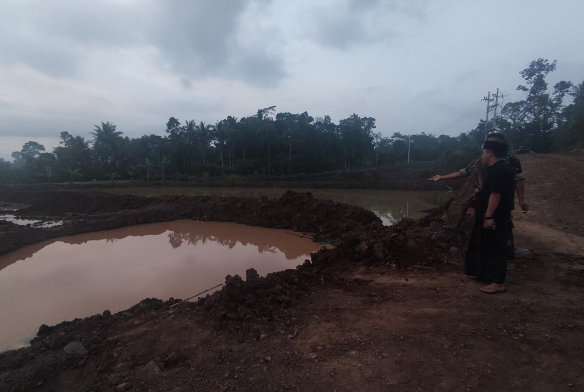 Kolam bekas galian C yang menjadi lokasi tenggelamnya tiga bocah di Banyuwangi hingga tewas (Foto: Eko Purwanto/jatimnow.com)