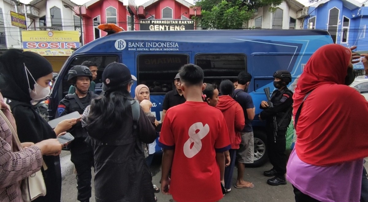 Antrean warga untuk mendapatkan uang pecahan emisi terbaru (Foto: Eko Purwanto/jatimnow.com)