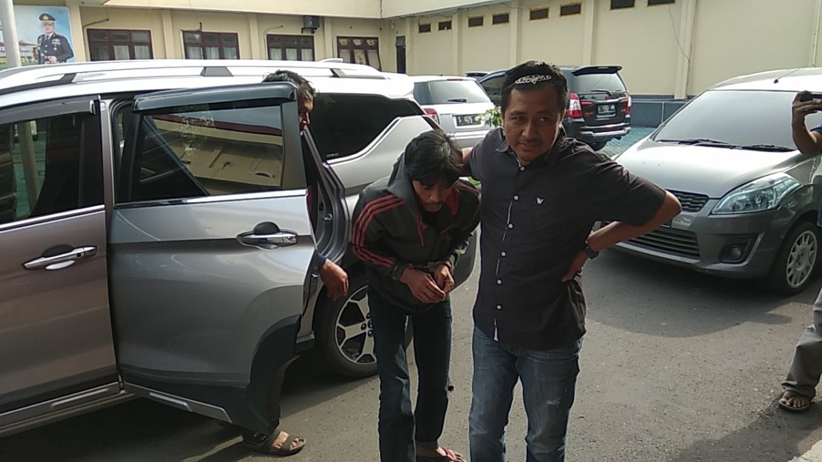 Orang suruhan suami korban siri korban saat digiring polisi (Foto: Achmad Supriyadi/jatimnow.com)