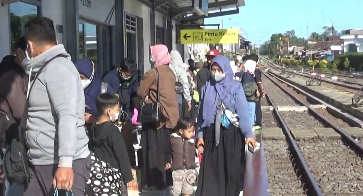 Pemudik mulai memadati Stasiun Kalisetail, Sempu, Banyuwangi (Foto: Eko Purwanto/jatimnow.com)
