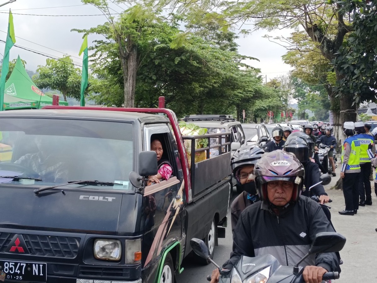 Kemacetan lalu lintas di Jalan Raya Sarangan, Magetan, depan Pasar Sayur Plaosan. (Foto: Rama Indra/jatimnow.com)