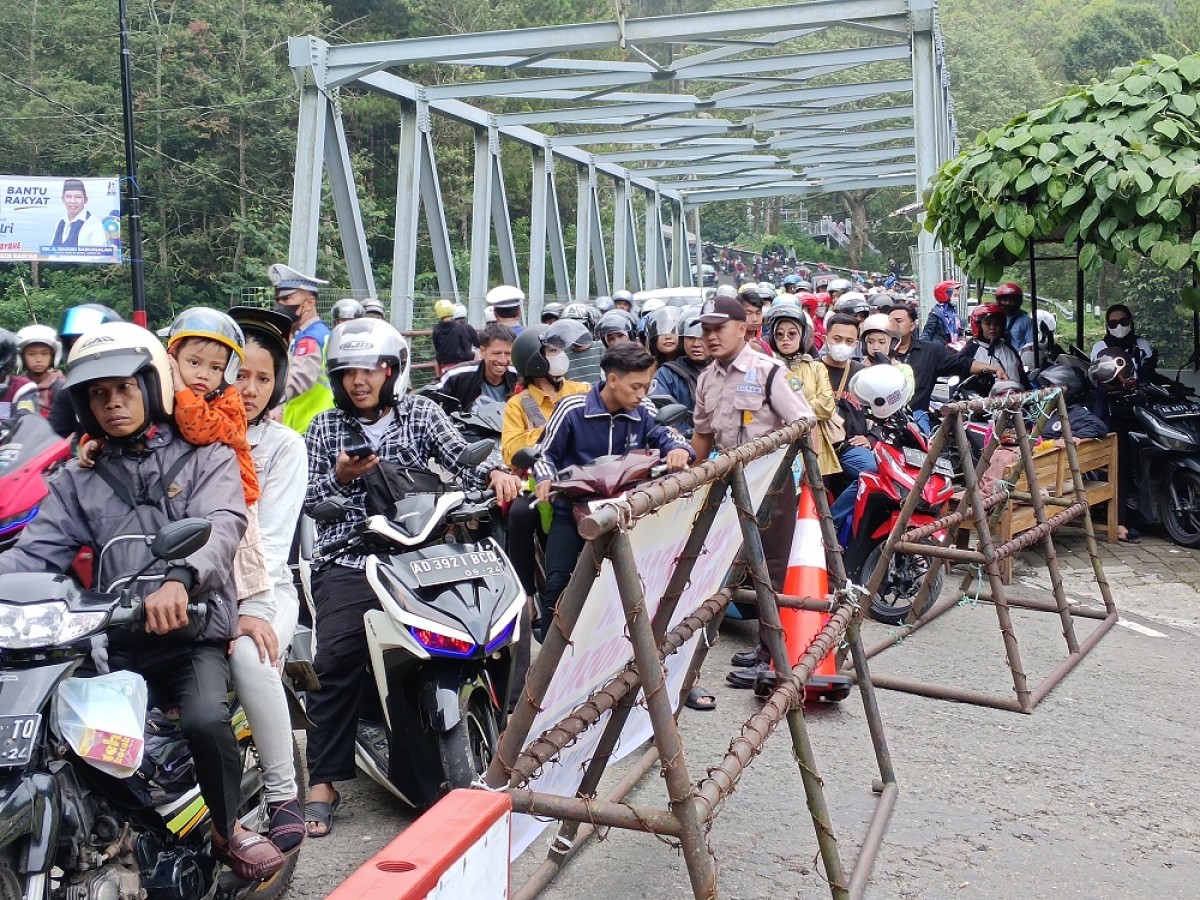 Antrean pengunjung wisata Telaga Sarangan di ruas alternatif Cemoro Sewu, Magetan. (Foto: Rama Indra/jatimnow.com)