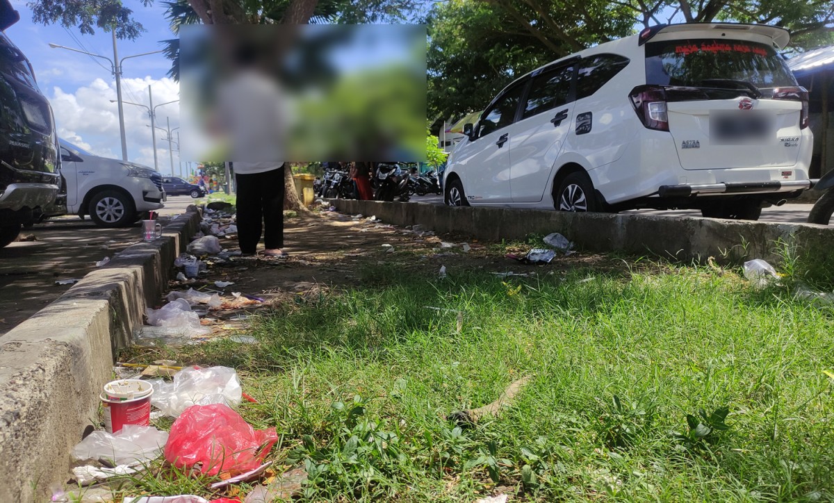 Sampah berserakan di salah satu titik di Pelabuhan Muncar Banyuwangi (Foto: Eko Purwanto/jatimnow.com)
