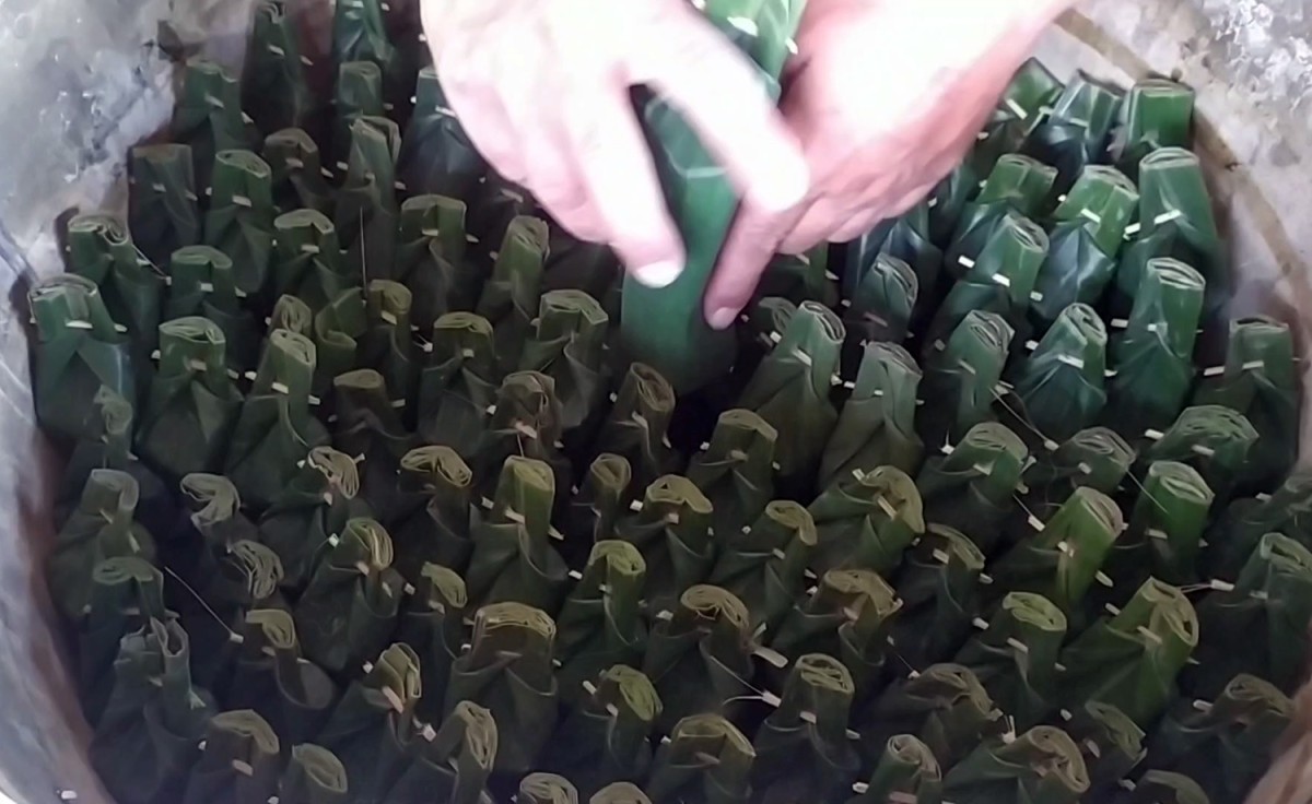 Pembuatan lontong ketupat di Dusun Ngembeh, Desa Ngumpul, Kecamatan Jogoroto, Kabupaten Jombang (Foto: Elok Aprianto/jatimnow.com)